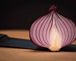 come togliere la puzza di cipolla