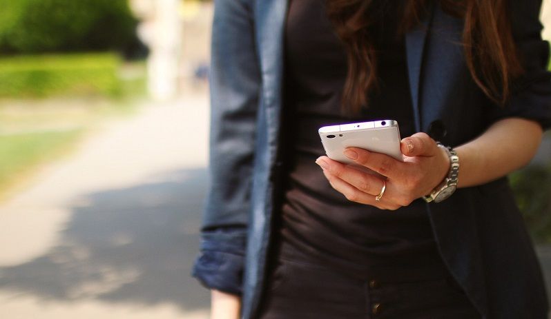 vietato l'uso dei telefonini mentre si cammina