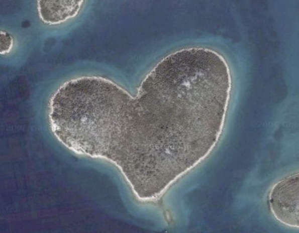 meraviglie-della-natura-isola-forma-cuore