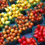 Al mercato del baratto: rifiuti in cambio di cibi bio