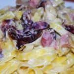 Ricetta, fettuccine al radicchio e alle nocciole tostate