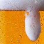 Plastica, insetti e vetro nella birra