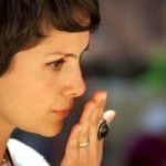 Ti annusi la mano dopo averla stretta a un'altra persona?