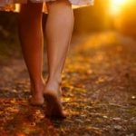Cammina a piedi a scalzi (a casa)