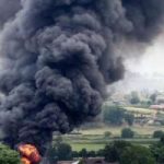 Autodemolitore in fiamme. Rischio diossina nell'aria