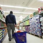 Molti italiani mangiano cibi scaduti: non fanno caso alle etichette