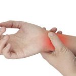 Lavorate al computer? Attenti alla tendinite da mouse. Ecco come prevenirla e curarla