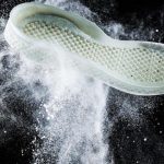 Scarpe che si possono sciogliere dentro a un lavandino