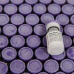 Covid, causa a Pfizer per dichiarazioni fuorvianti sul vaccino: la decisione del Kansas