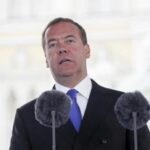 Russia, Medvedev: Truppe Francia in Ucraina? Manderemo indietro tante bare