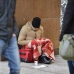 Fratture, traumi e prognosi di 20 giorni: senza tetto picchiato da banda giovani