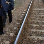 Novara, tre giovani investiti dal treno: un morto e due feriti