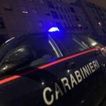 Massa, uomo trovato morto sul balcone di casa: sul corpo segni di coltellate