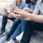 Scuola, stretta totale sui telefonini. Valditara: Da prossimo anno stop anche per uso didattico