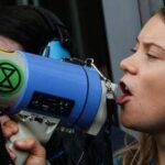 Greta Thunberg blocca raffineria in Norvegia: Il petrolio è morte