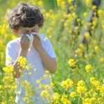 Naso chiuso, starnuti e lacrime: arrivano le allergie di primavera. Come riconoscerle e cosa fare