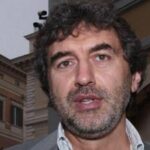 Elezioni Abruzzo, Marsilio 'rockstar' al comitato tra ressa tv e spumante