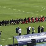 Napoli, giocatori in ginocchio per dire no al razzismo