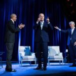 Protesta per Gaza irrompe a mega evento con Biden, Obama e Clinton: interrotta l'intervista