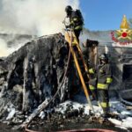 Arezzo, camion si ribalta e va a fuoco sull'A1: lunghe code
