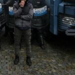 G7, tensioni a corteo dei centri sociali a Torino: uova e fumogeni contro le forze dell'ordine