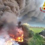 Roma, incendio in una discarica abusiva ad Ardea: Tenere finestre chiuse