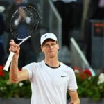Sinner rimonta e batte Khachanov, vola ai quarti di Madrid