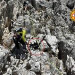 Cane scala montagna e resta bloccato: salvato