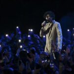 E' 'ipnosi collettiva da smartphone' ai concerti, cos'è e come si manifesta