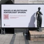 Germania, statue con seni logori per selfie turisti: le foto usate per campagna anti molestie