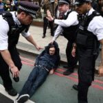 Londra, in centinaia contro il trasferimento dei migranti su una chiatta: almeno 45 arresti