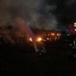 Milano, vasto incendio in parcheggio roulotte in via Chiesa Rossa