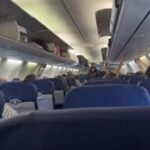 Passeggera nella cappelliera dell’aereo per riposare, ecco perché è un'idea terribile (almeno per or...