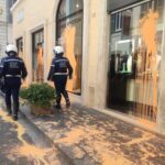 Roma, attivisti imbrattano vetrine di via Condotti: in 13 bloccati da polizia locale