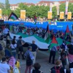 Torino, tensione ai cancelli del Salone del libro: manifestanti pro Palestina cercano di forzare gli...