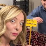 Meloni e le ciliegie, Renzi e la figlia: leader a valanga sui social per le Europee - Video