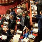 Premierato, opposizioni protestano in Senato: Aula sospesa