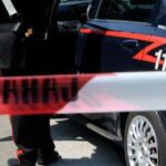 Roma, donna accoltellata soccorsa in strada: in casa il compagno impiccato