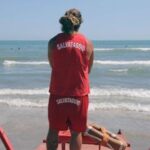 Tra ombrelloni e spiagge mancano i bagnini, scoperto almeno il 10% delle posizioni: la denuncia