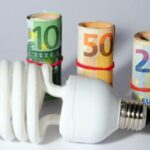 Bollette, quelle dell'elettricità raddoppiate in ultimi 4 anni: lo studio