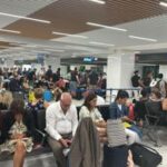 Caos voli, ritardi e cancellazioni in aeroporti milanesi: ultime news