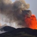 Etna, nube vulcanica altissima da cratere Voragine: cenere in direzione sudest