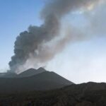 Etna, vulcano oggi attivo: nube di cenere da cratere Voragine