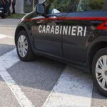 Festeggiano la laurea, vicino infastidito li prende a fucilate