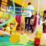 Milano, urla e maltrattamenti su bimbi al nido: arrestate tre maestre