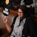Netanyahu criminale di guerra, il cartello della deputata palestinese durante discorso Bibi