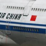 Passeggera in aereo cerca il bagno, ma si sbaglia e apre il portellone d'emergenza