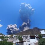 Vulcano Stromboli, oggi nuova esplosione: sull'isola una nube e cenere