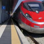 Caos Alta Velocità, incendio e guasto sui binari: treni in ritardo di oltre un'ora