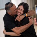 Israele, ex ostaggio Noa Argamani balla con amici per festeggiare ritorno alla vita
